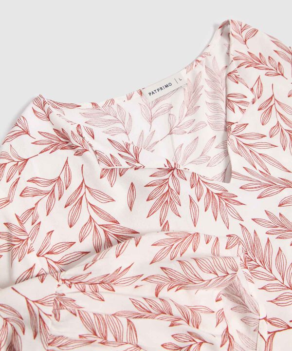 Blusa Estampada Con Escote En V  image number null