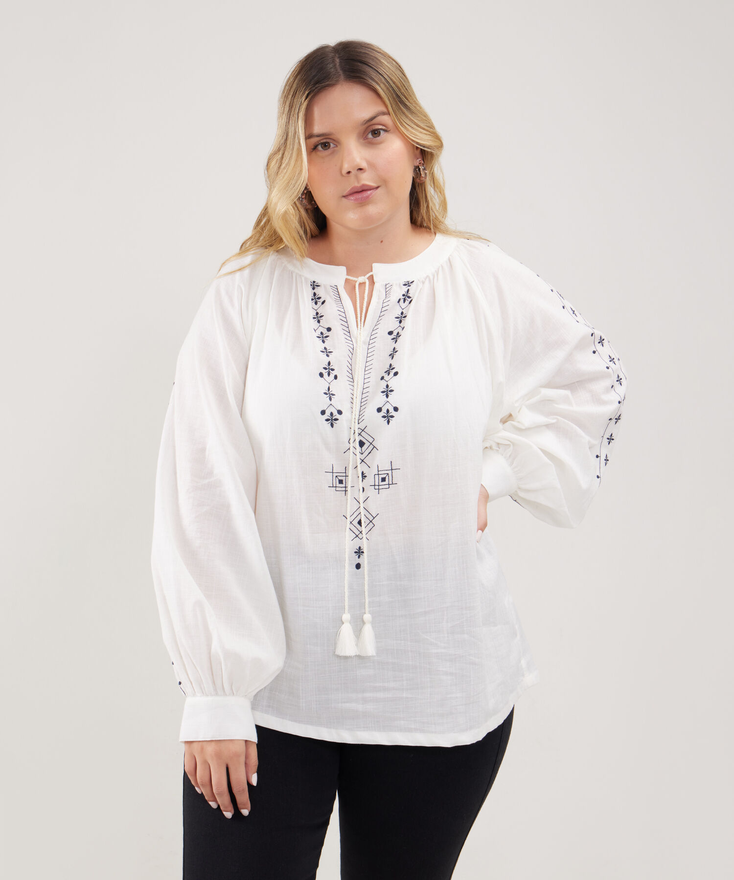 Blusa Unicolor Con Bordado Y Borlas