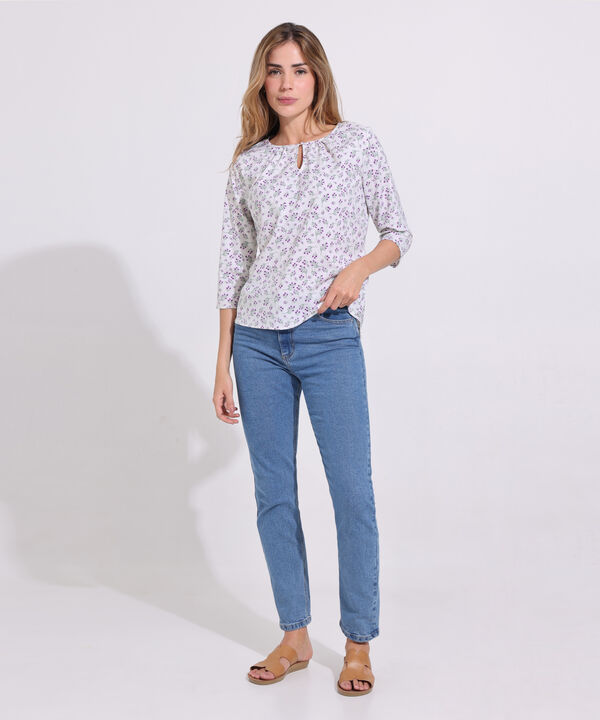 Blusa Estampada Manga 3/4, Cuello Redondo Con Recogido Y Cuello Ojal, Ruedo Cola De Pato Y Silueta Fluida