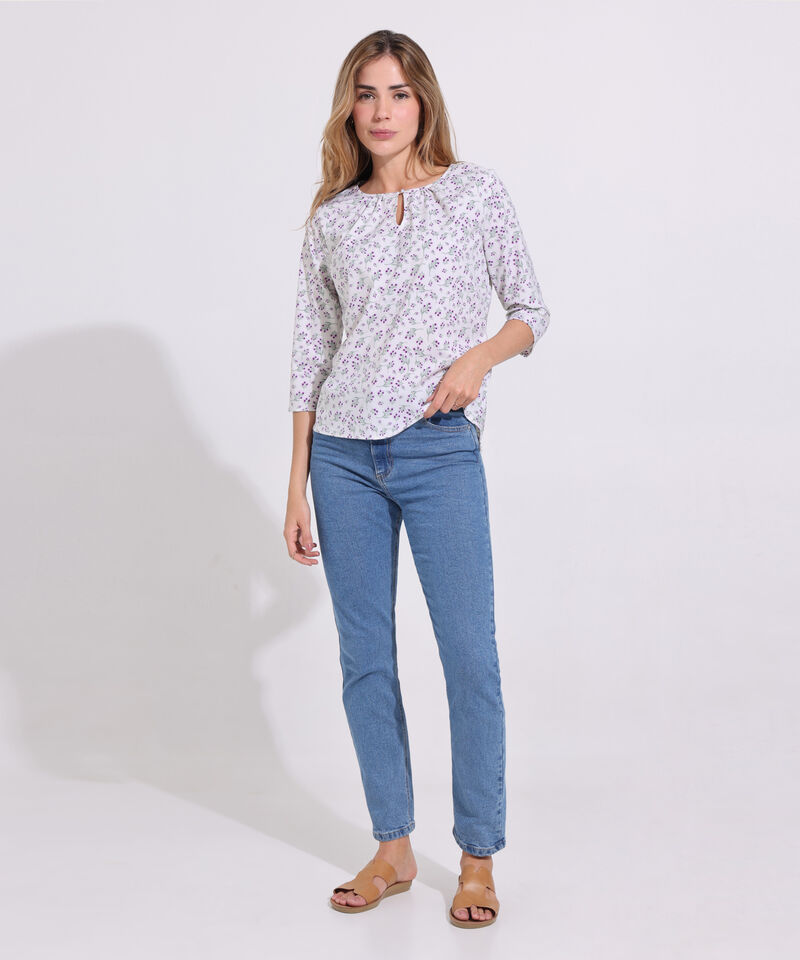 Blusa Estampada Manga 3/4, Cuello Redondo Con Recogido Y Cuello Ojal, Ruedo Cola De Pato Y Silueta Fluida