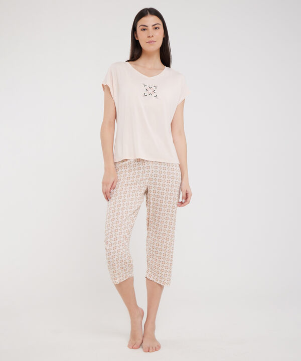 Pijama Camiseta Cuello En V Con Screen Y Pantalon Capri Tejido Plano