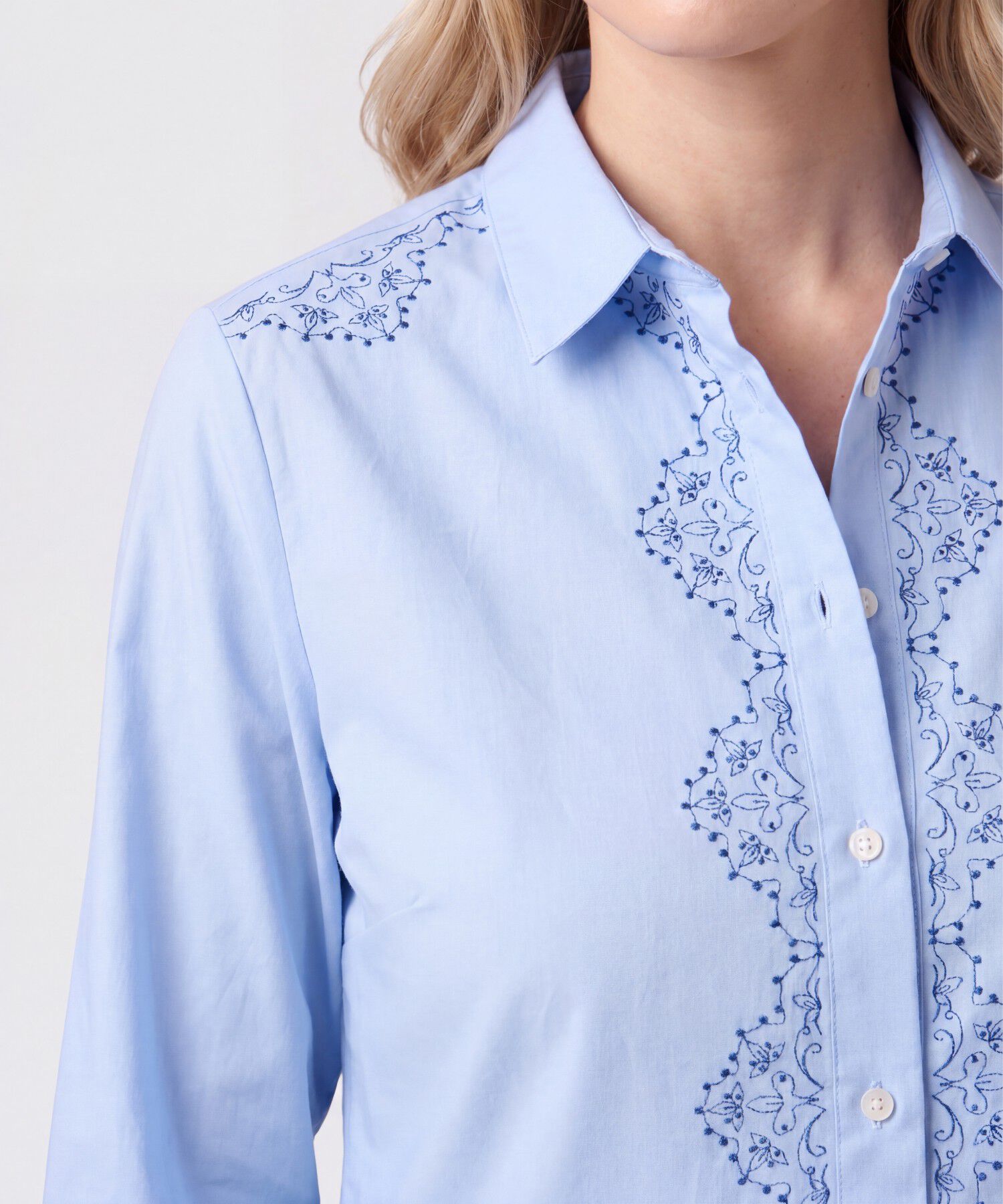 Camisa con Pechera Bordada Mujer