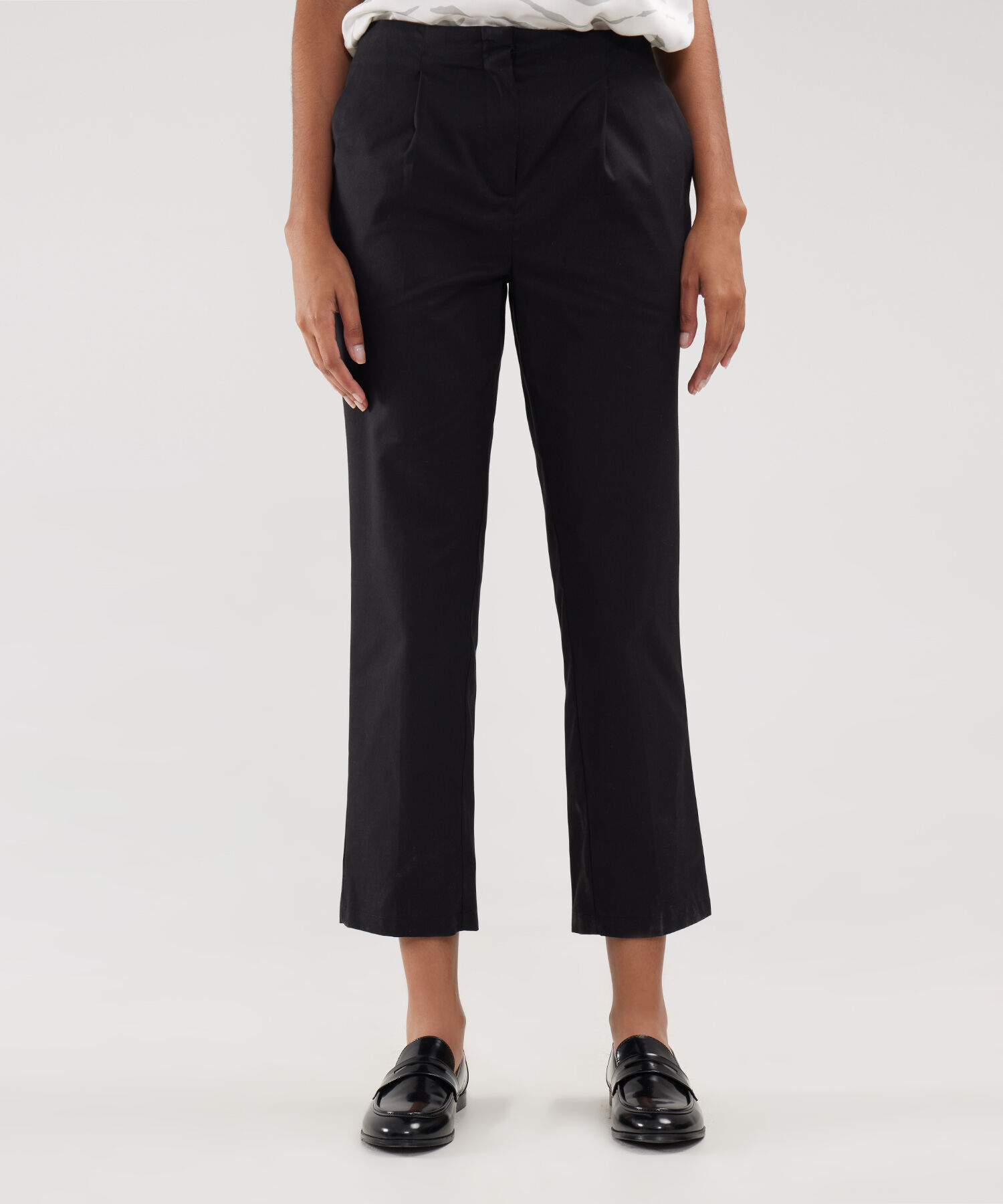Pantalon tipo carrot 2025