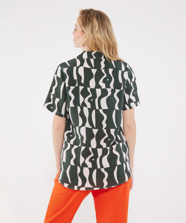 Camisa Estampada, Manga Corta, Cuello Camisero, Solapa Cruzada Con Botonadura Y Cola De Pato