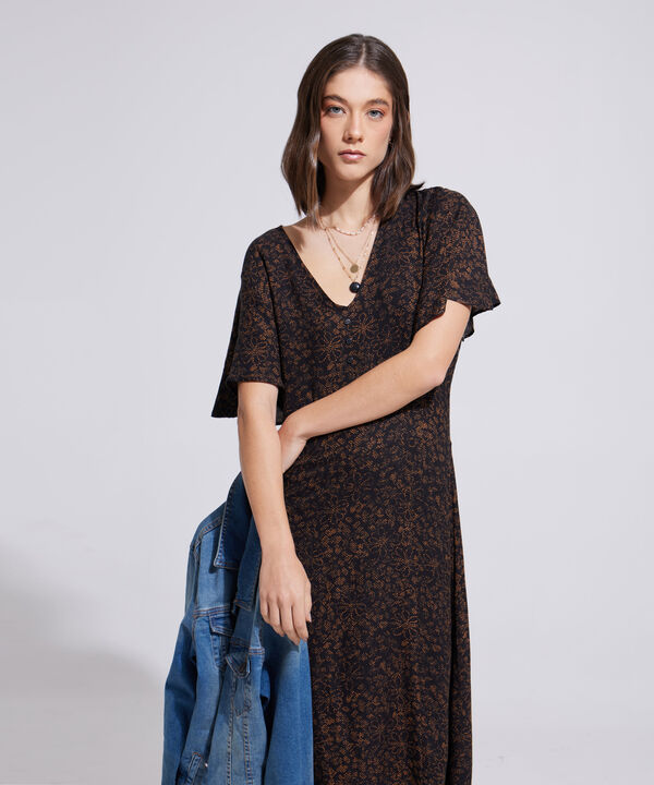 Vestido Estampado Manga Corta, Cuello V Con Botones En Centro Frente Y Aberturas Laterales En Delantero