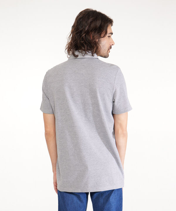 Polo Unicolor Textura, Cuello Duro, Manga Corta Con Bolsillo, Silueta Regular Fit