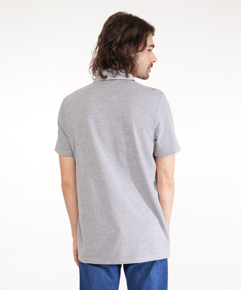 Polo Unicolor Textura, Cuello Duro, Manga Corta Con Bolsillo, Silueta Regular Fit