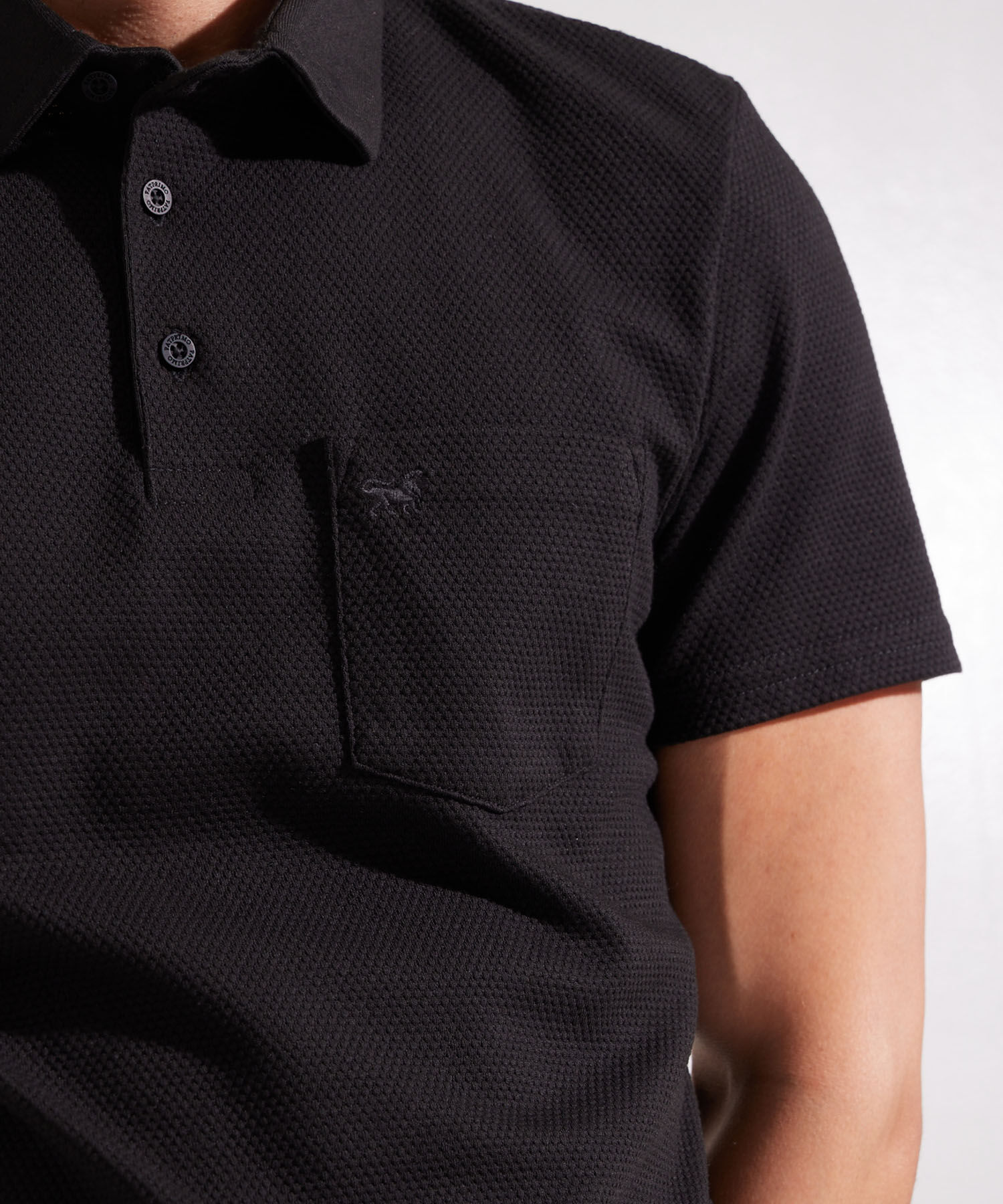 Polo Unicolor Textura, Cuello Duro Con Bolsillo, Silueta Slim Fit, Kairós