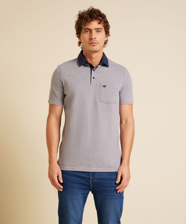 Polo Unicolor Textura, Cuello Duro, Manga Corta Con Bolsillo, Silueta Regular Fit