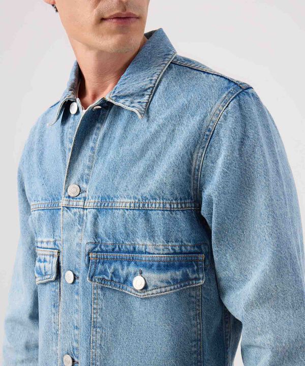 Chaqueta Con Bolsillos Tono Azul Claro image number null