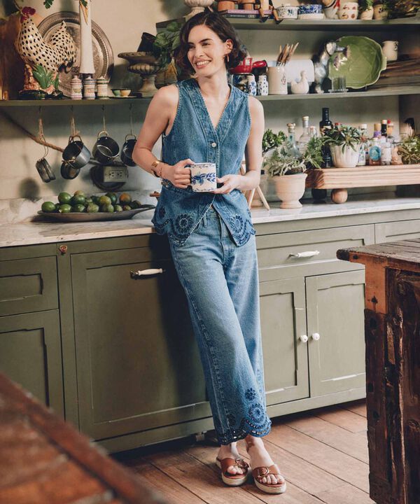 Jean con Bota Amplia y Bordado Para Mujer image number null