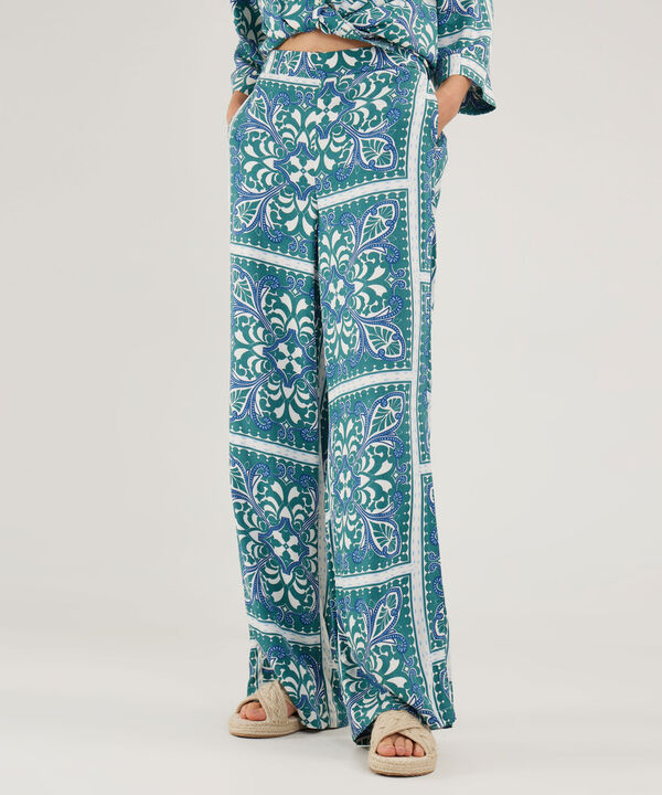 Pantalon Estampado Con Bolsillos Laterales, Quiebre En Frente Y Pretina Resortada En Posterior