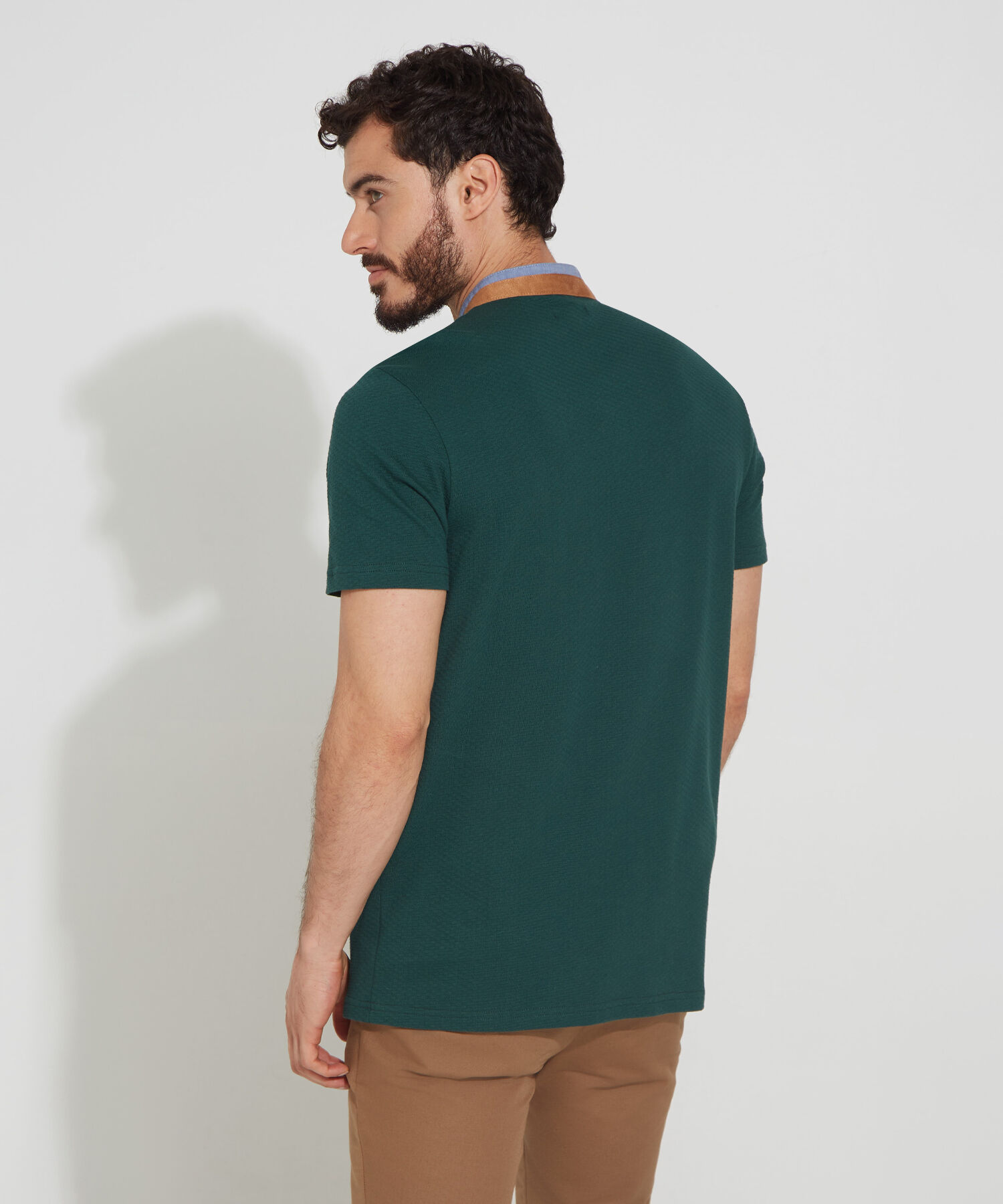 Polo Unicolor Cuello Neru Con Detalles En Suede