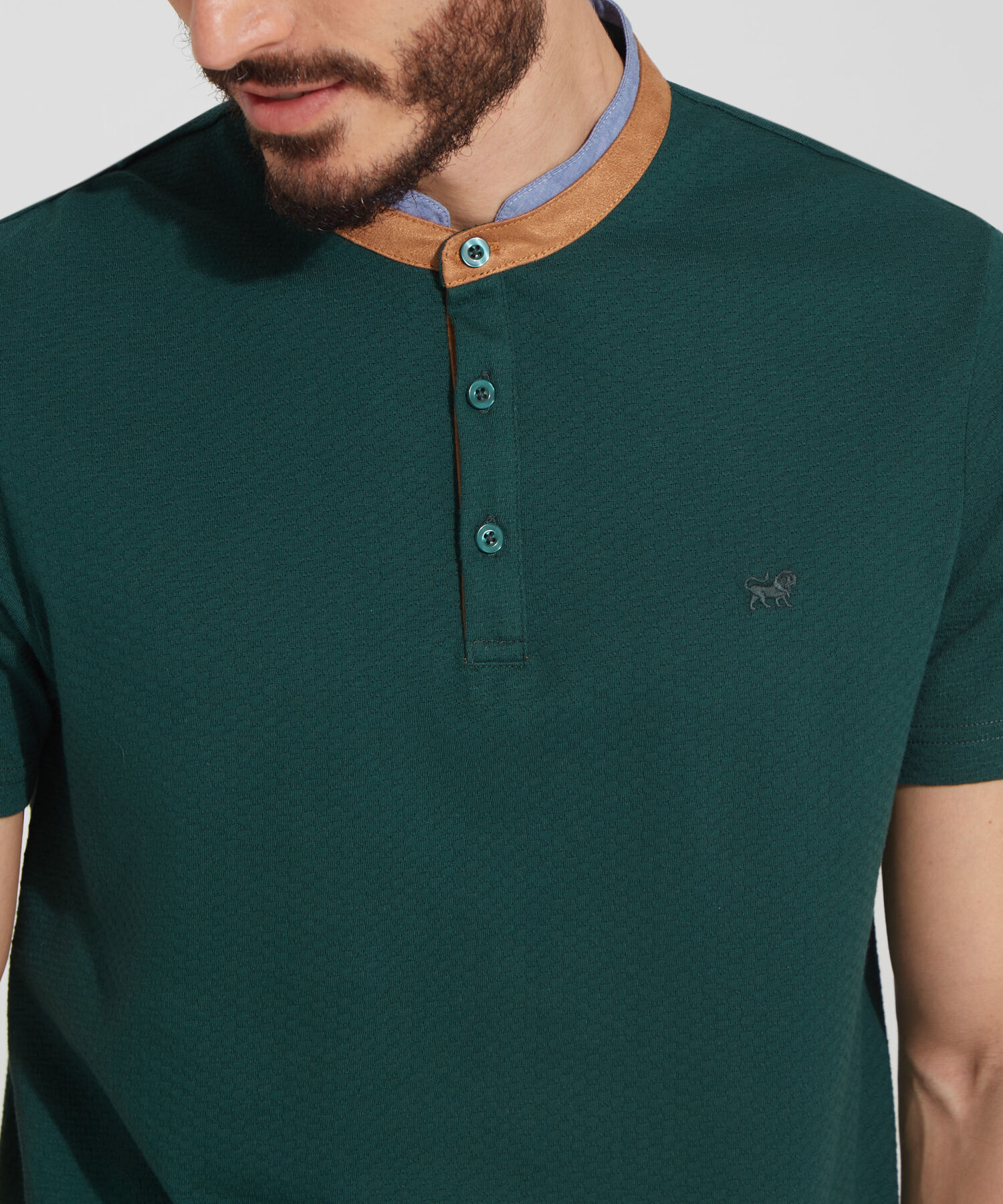 Polo Unicolor Cuello Neru Con Detalles En Suede
