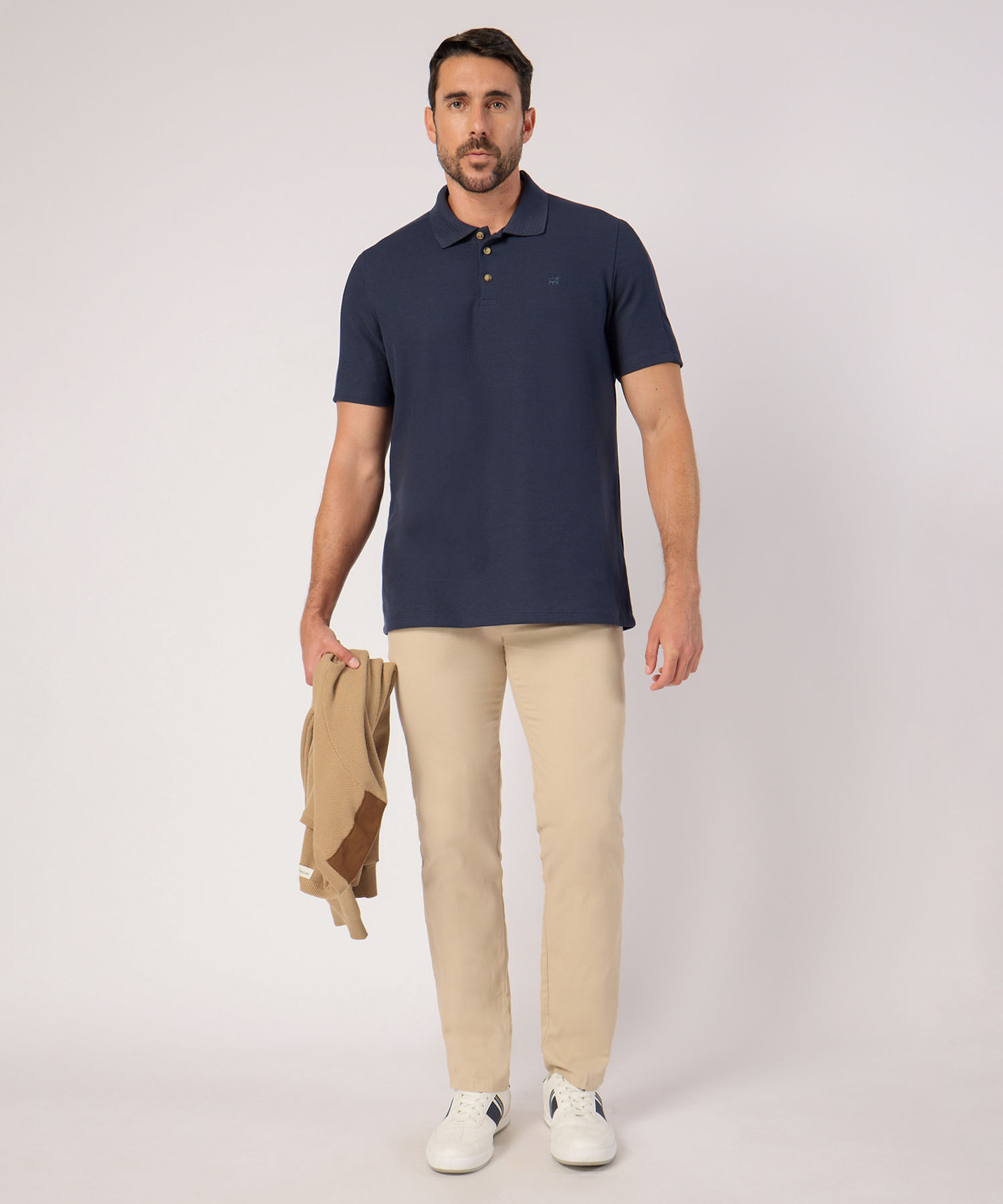 Polo Unicolor Con Detalle En Cuello 