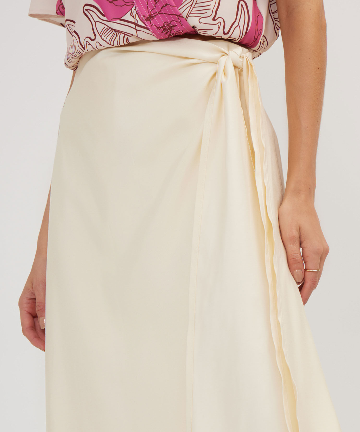 Pantalon Unicolor Con Sobrecapa