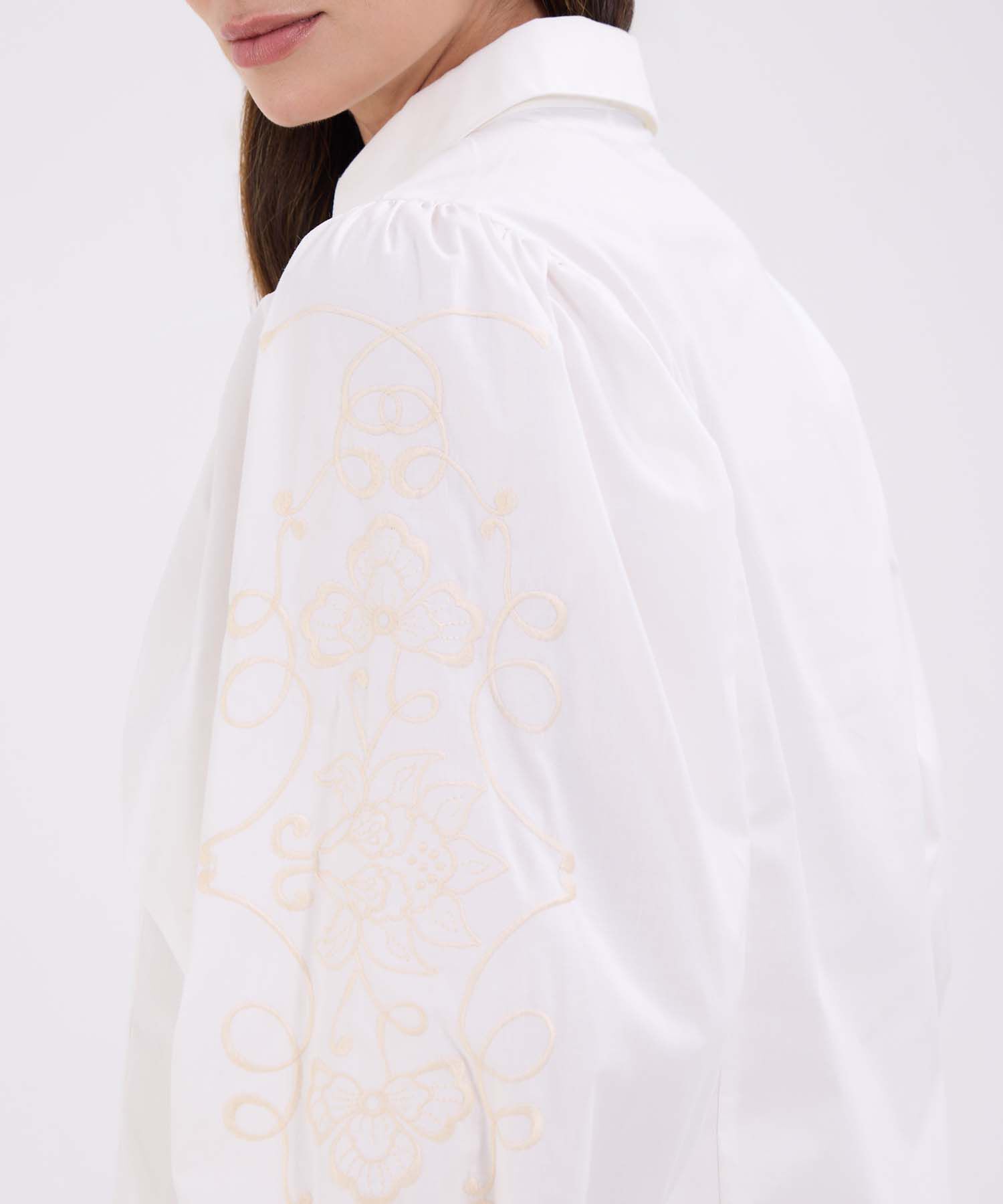 Camisa unicolor con bordado en mangas para mujer