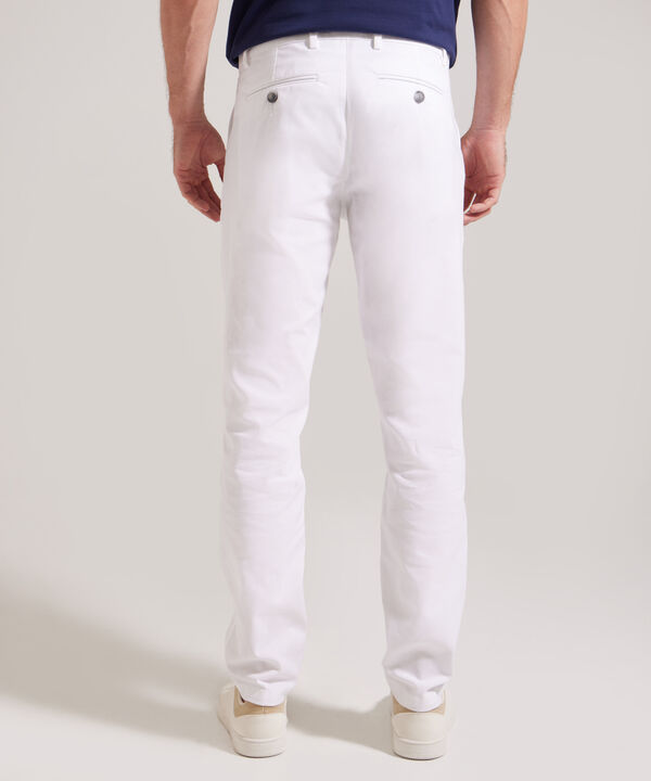 Pantalón Chino En Algodón Con Bolsillo Posterior