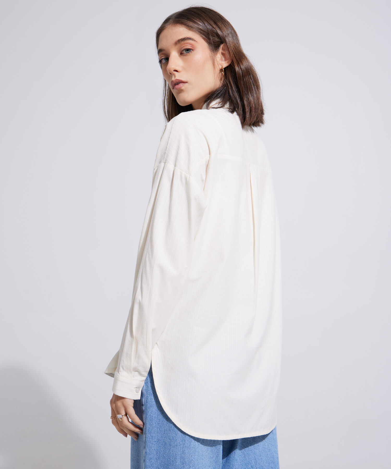 Camisa Unicolor, Manga Larga, Cuello Camisero Con Hombro Corrido Y Silueta Fluida