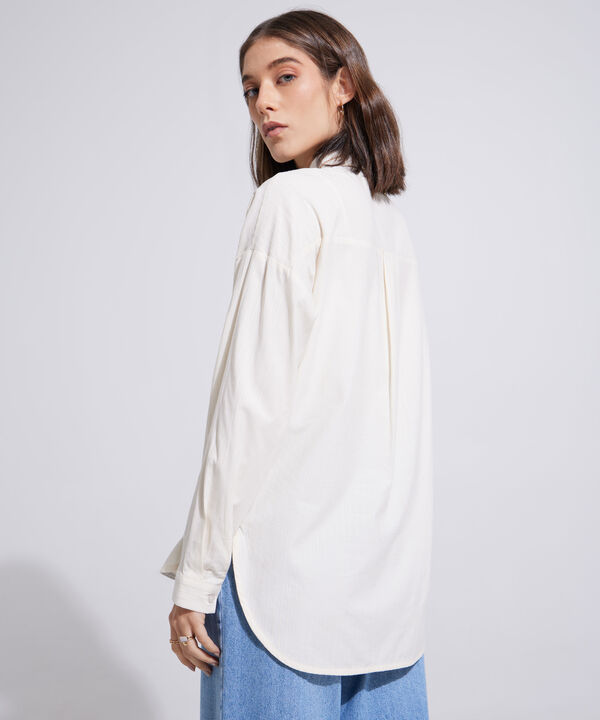 Camisa Unicolor, Manga Larga, Cuello Camisero Con Hombro Corrido Y Silueta Fluida