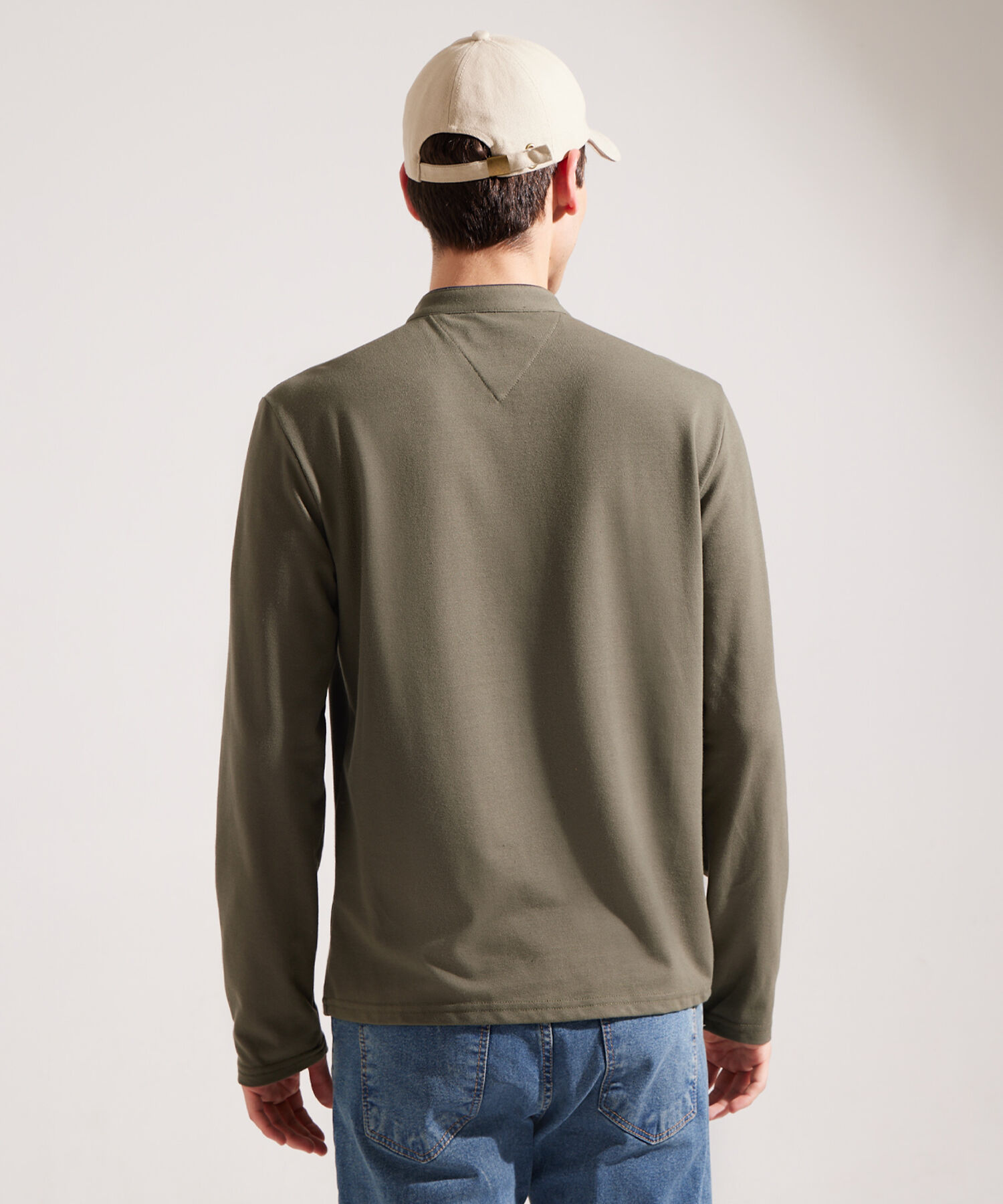 Camiseta Manga Langa Unicolor Con Bordado, Cuello Henley