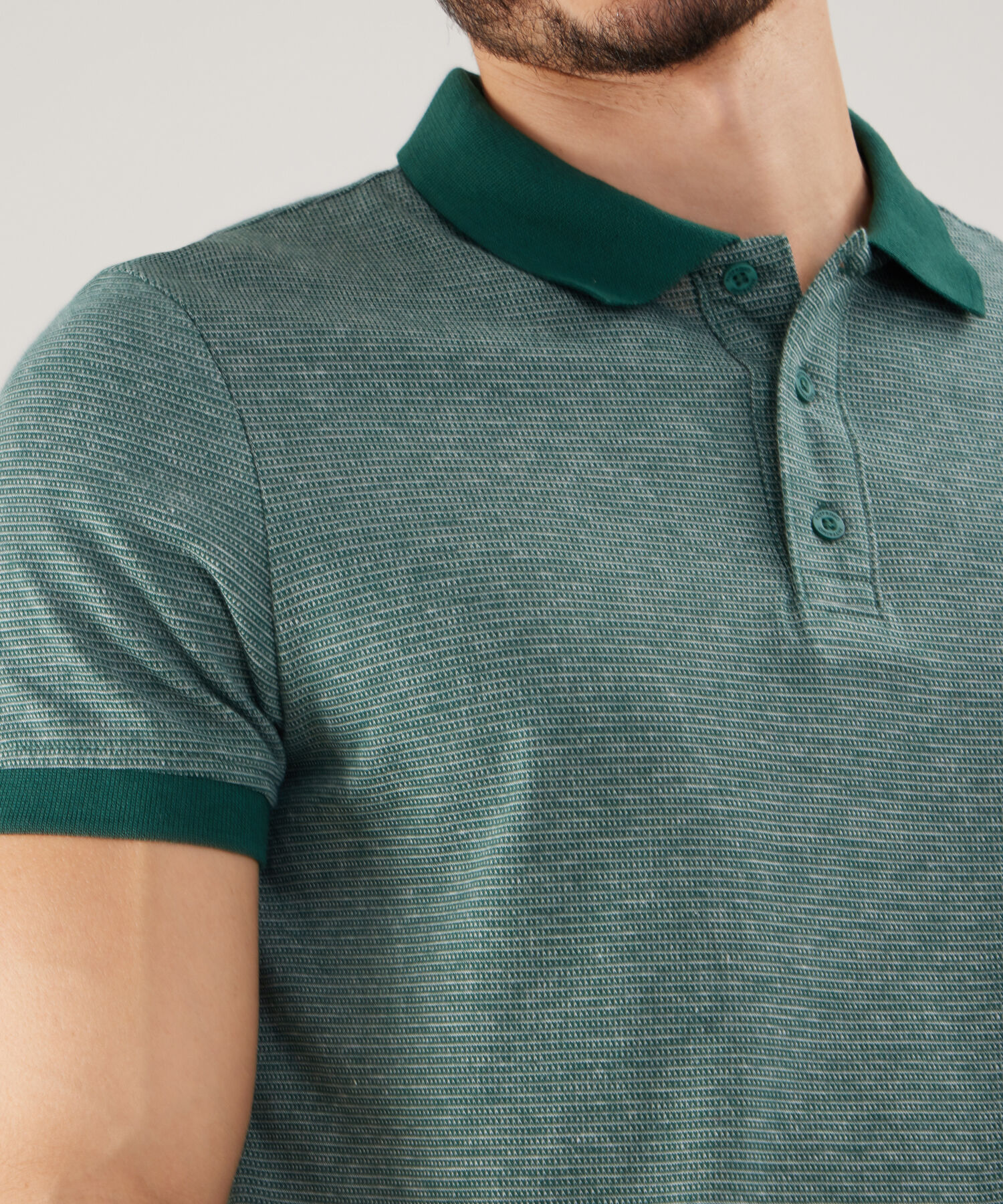 Polo Unicolor Con Textura, Cuello Y Puños Tejidos, Silueta Slim Fit, Lineas
