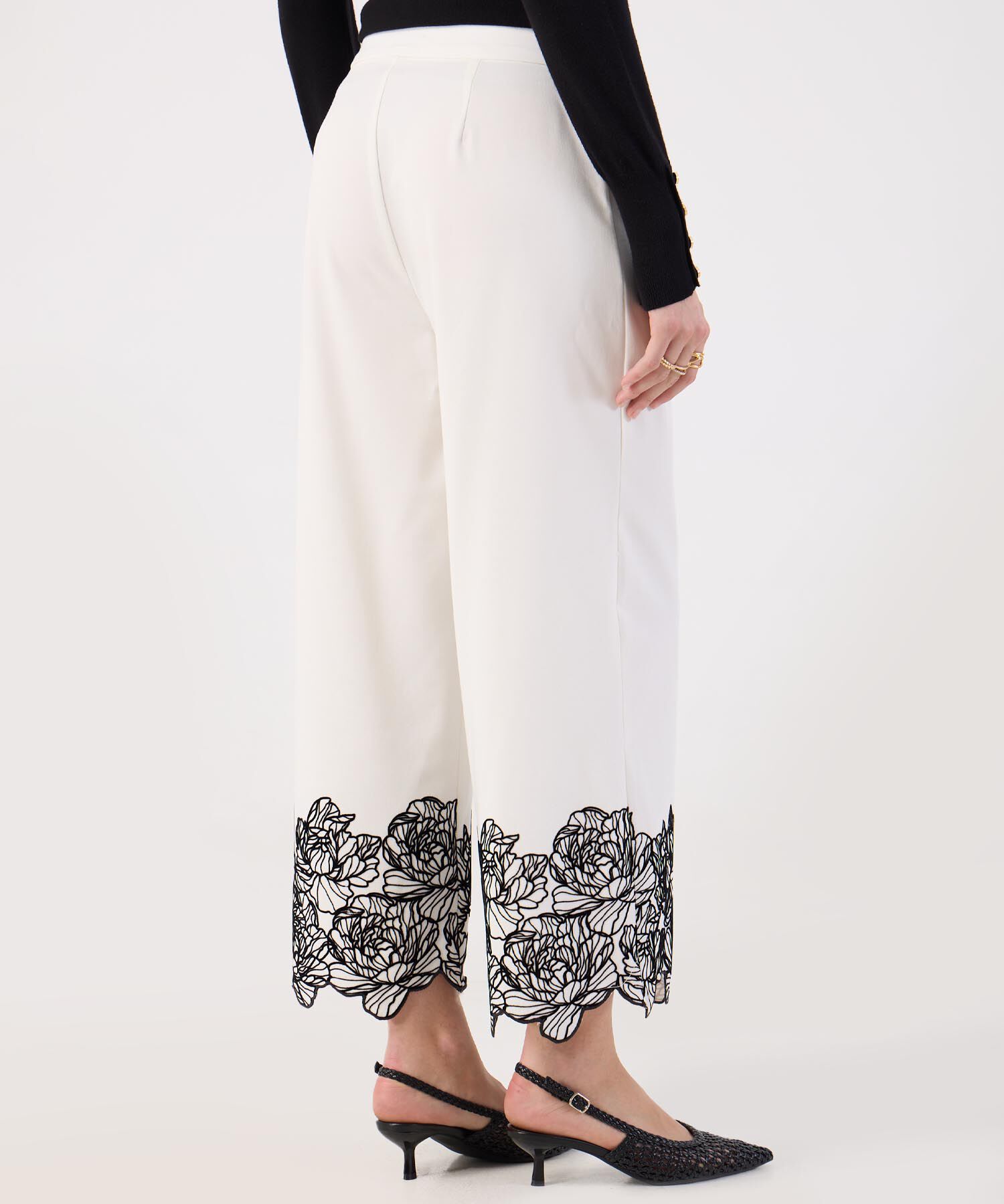 Pantalón Cropped Blanco Detalle Encaje Floral