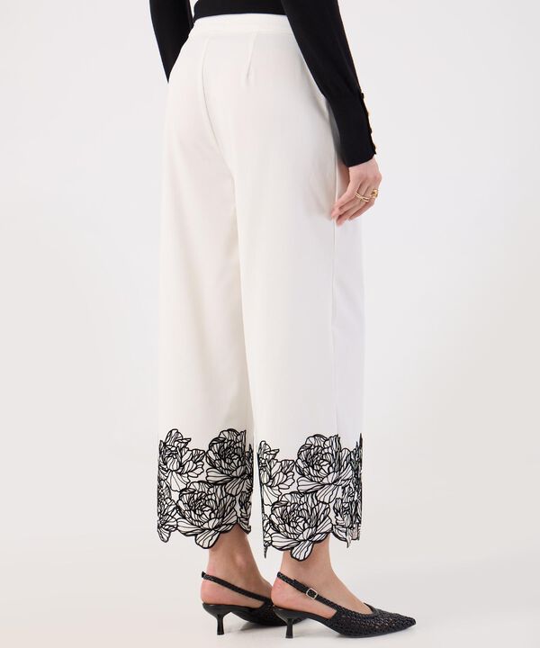 Pantalón Cropped Blanco Detalle Encaje Floral