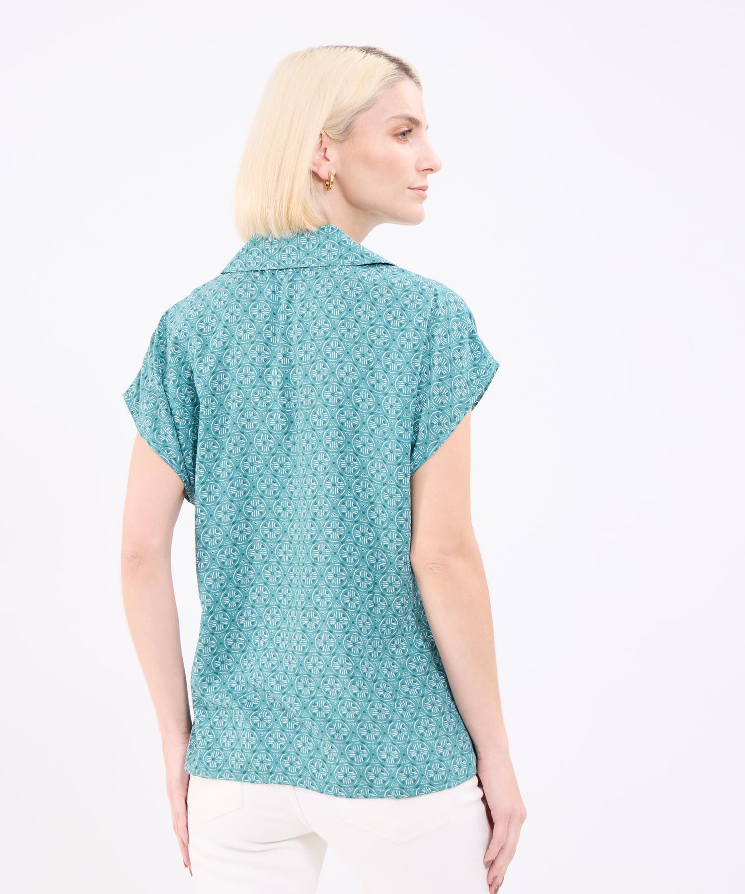 Camisa Estampada Con Hombro Corrido