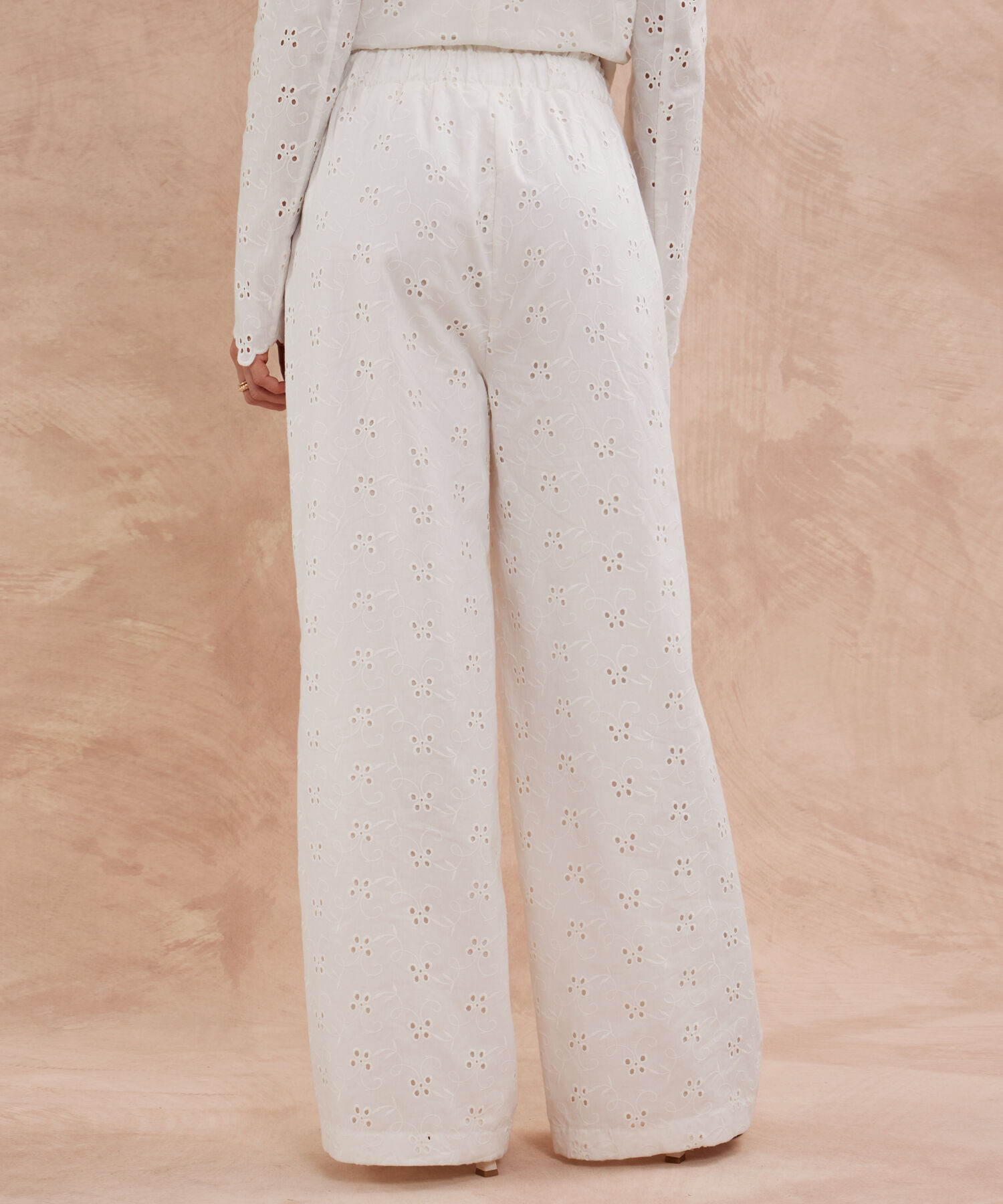 Pantalón Jogger Unicolor En Ojalillo
