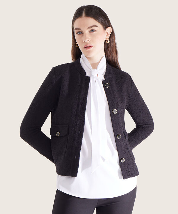 Chaqueta Unicolor Con Bolsillos En Frente