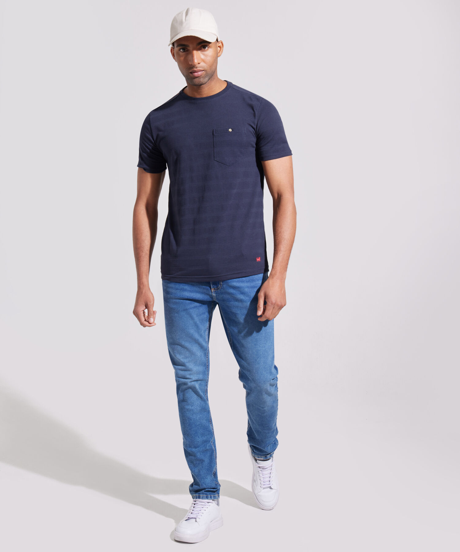 Camiseta Unicolor, Cuello Redondo Con Bolsillo De Parche