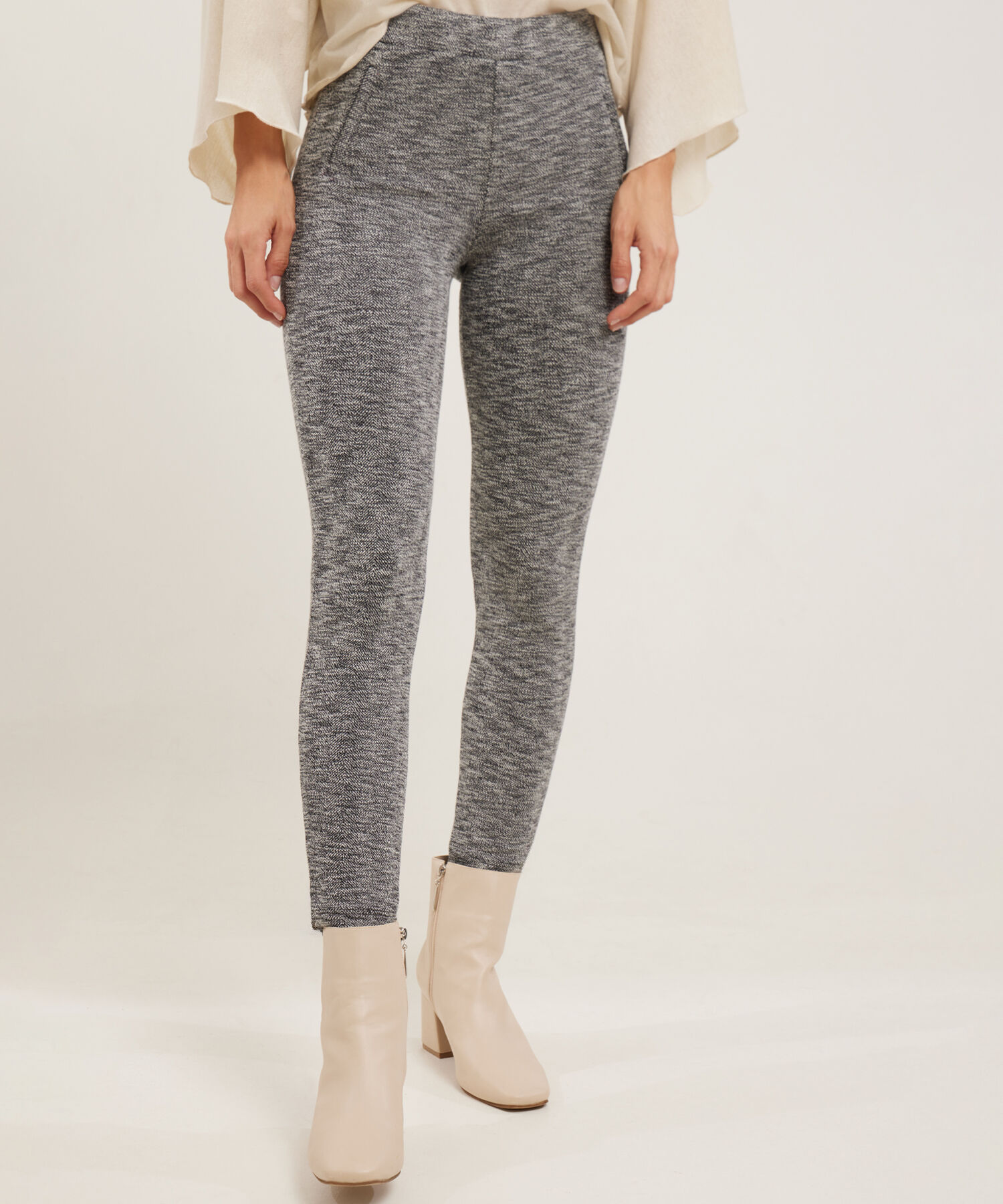 Leggins  Textura Con Ribetes En Frente Y Simulación Jota, Magia En El Caribe