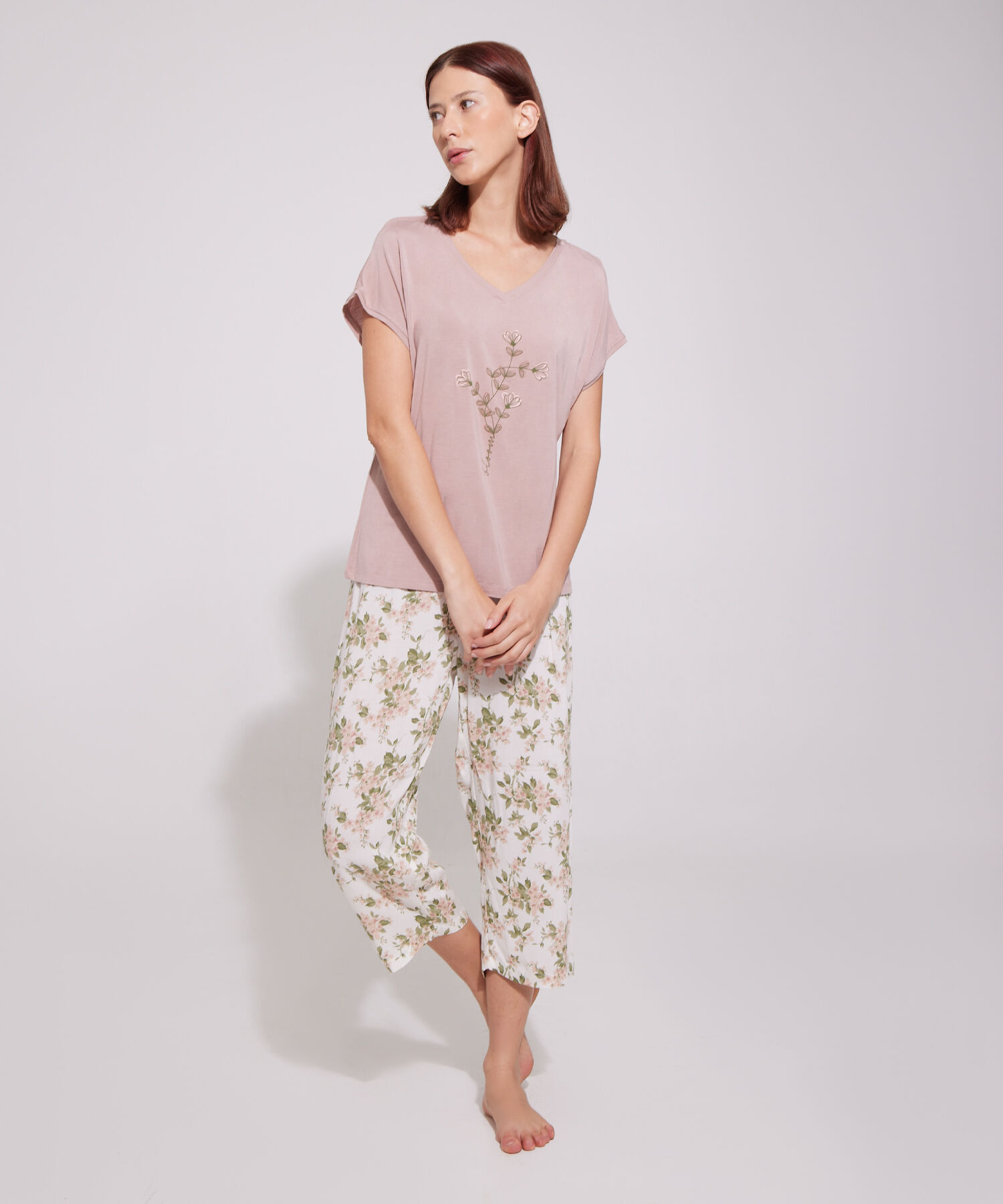 Pijama Camiseta Cuello En V Con Screen Y  Pantal&oacute;n Capri Tejido Plano