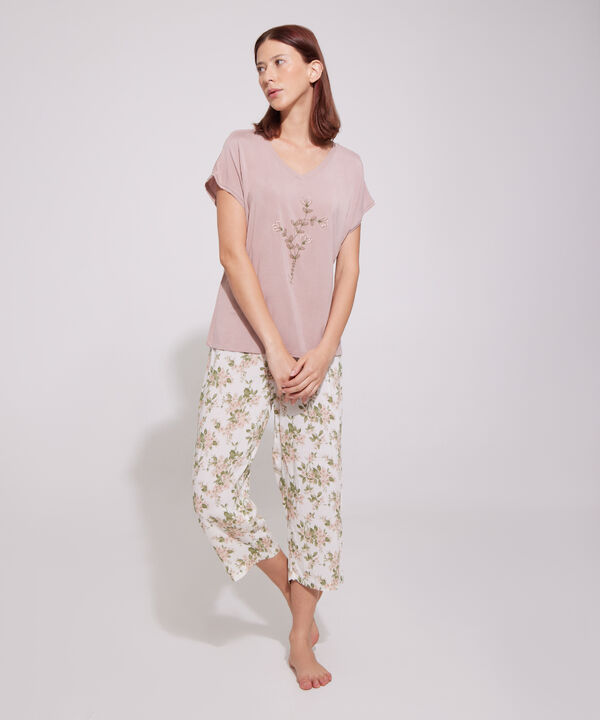 Pijama Camiseta Cuello En V Con Screen Y  Pantal&oacute;n Capri Tejido Plano
