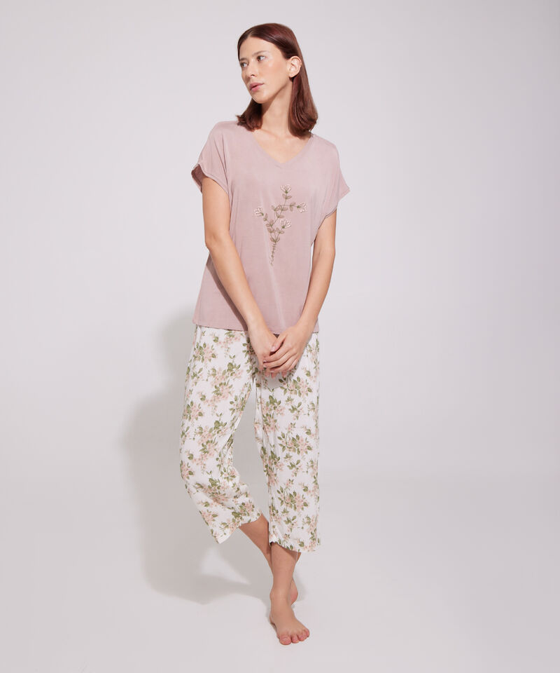 Pijama Camiseta Cuello En V Con Screen Y  Pantal&oacute;n Capri Tejido Plano