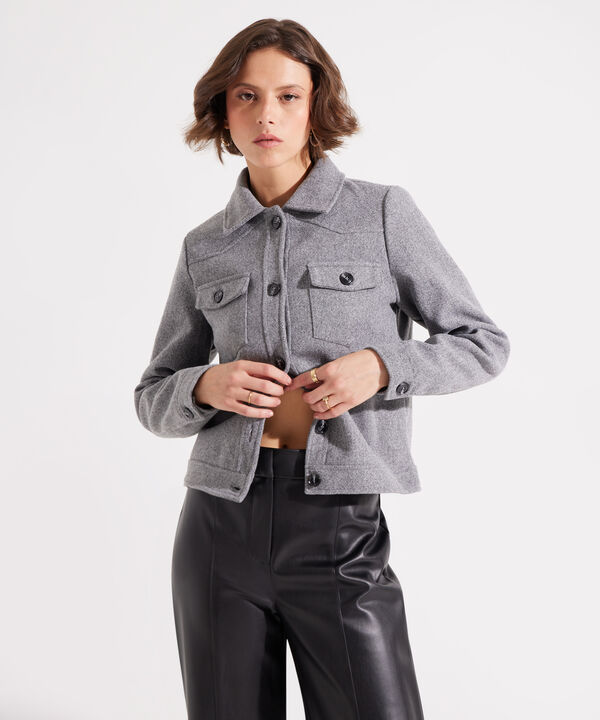 Chaqueta Corta Con Botones En Frente