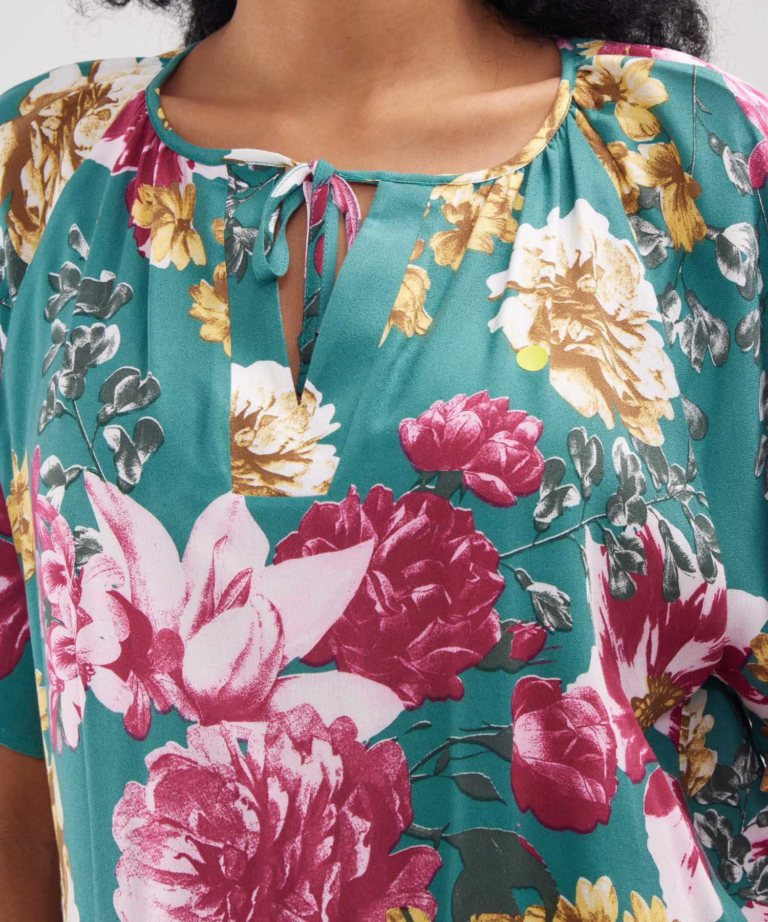 Blusa Estampada, Manga Corta Campana, Escote V Con Recogido En Cuello Y Anudado, Fiesta En El Jardin Linea Moda