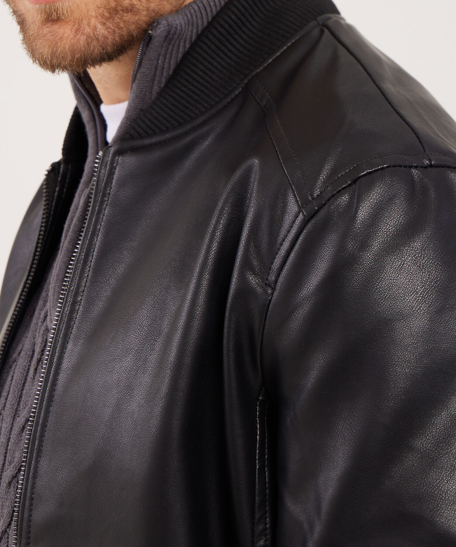 Chaqueta Manga Larga Tipo Bomber En Cuerina