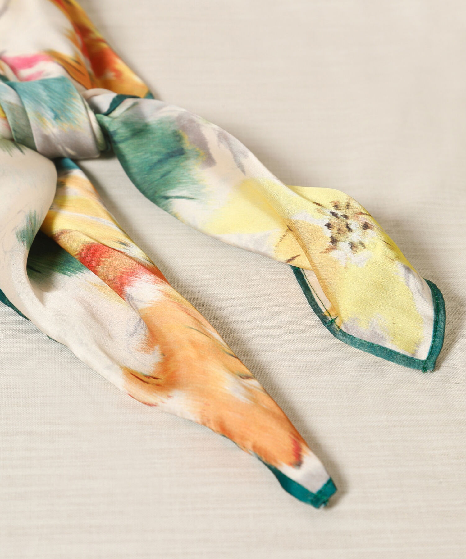 Pañoleta Estampada En Satín Diseño Floral