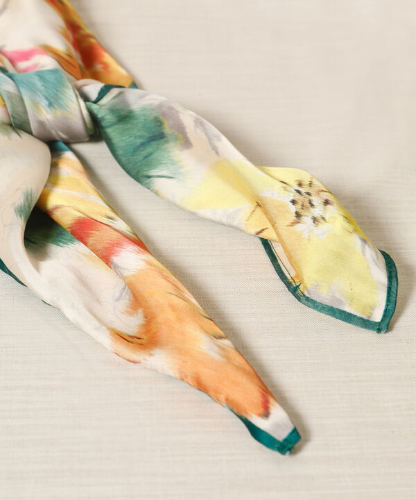 Pañoleta Estampada En Satín Diseño Floral