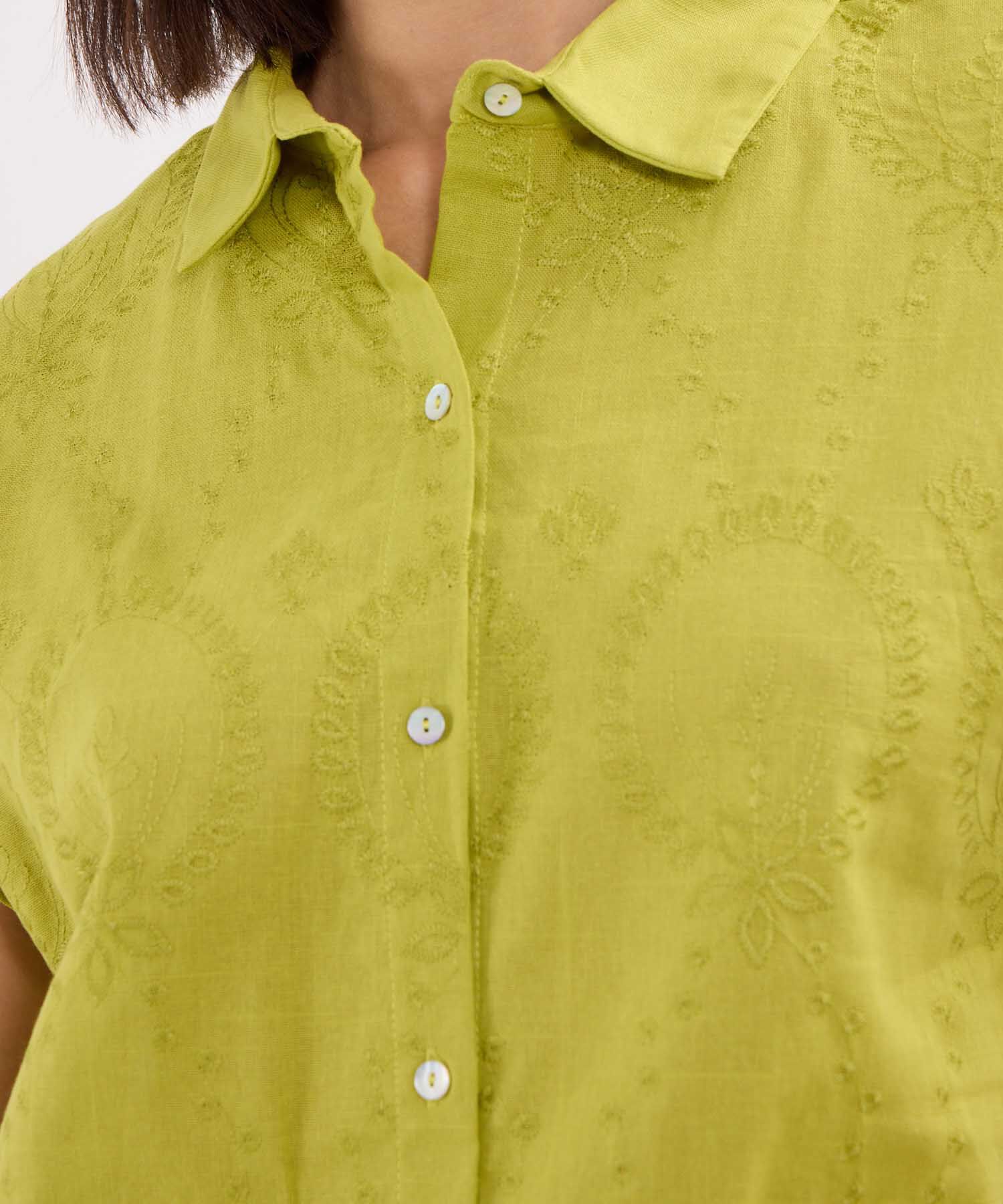 Camisa con Bordado Floral