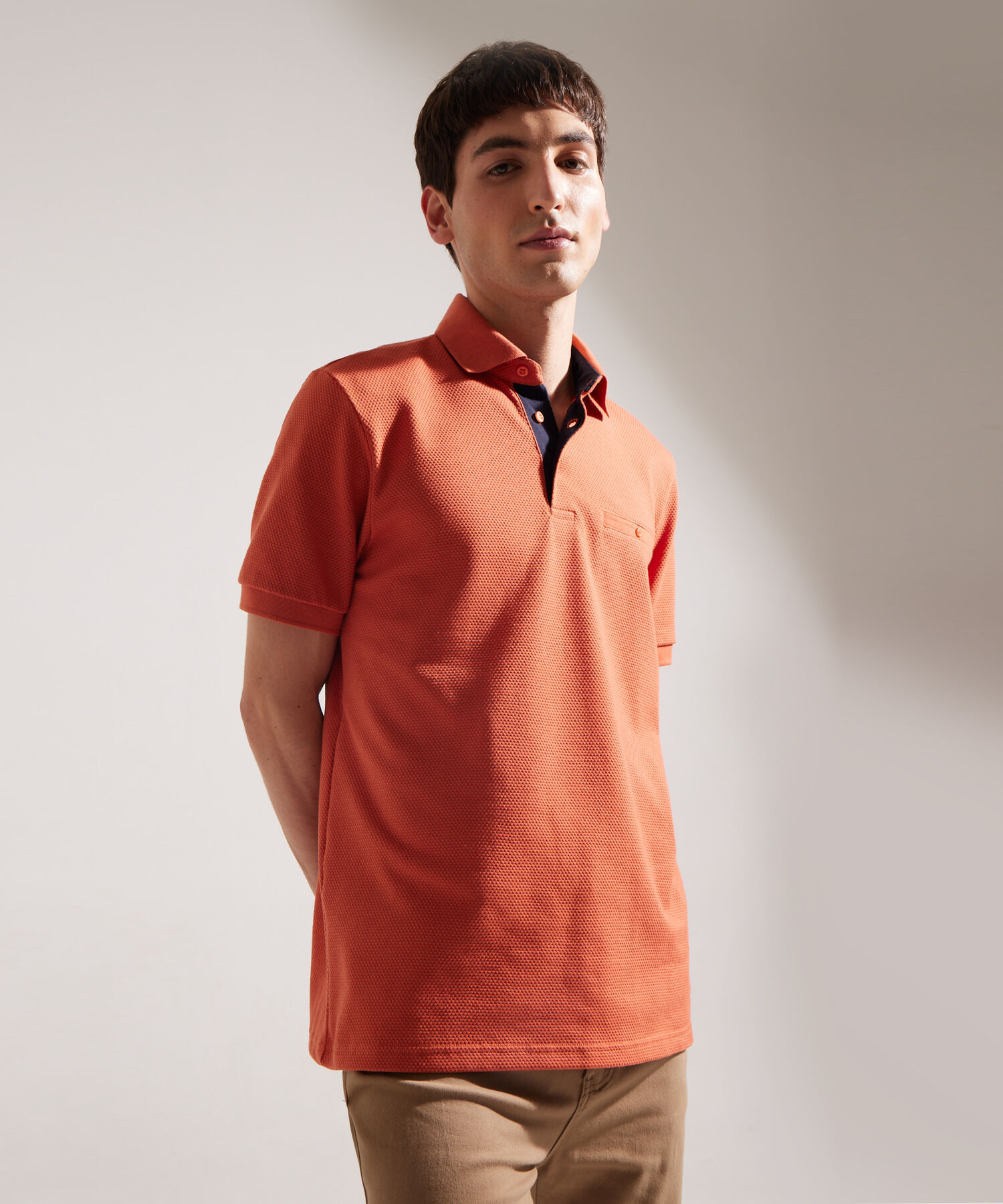 Polo Unicolor Regular Con Bolsillo De Ribete Tejido