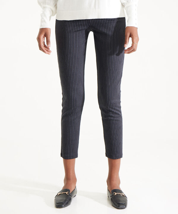 Leggings Preteñido Con Corte En Frente image number null