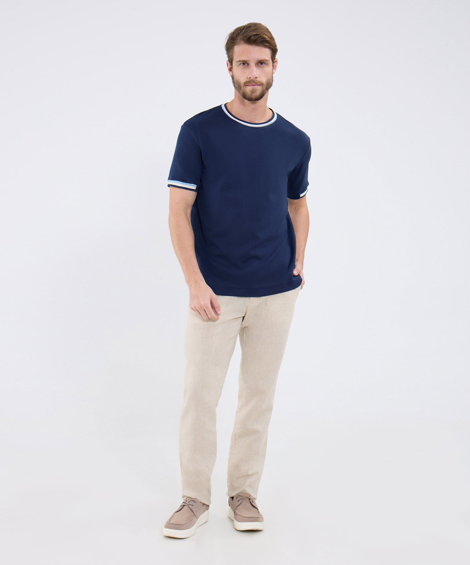 Camiseta Unicolor Con Detalle En Cuello