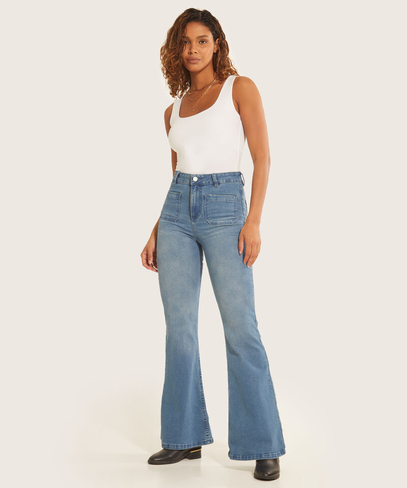 Jean Tipo Flare con Bolsillos de Parche
