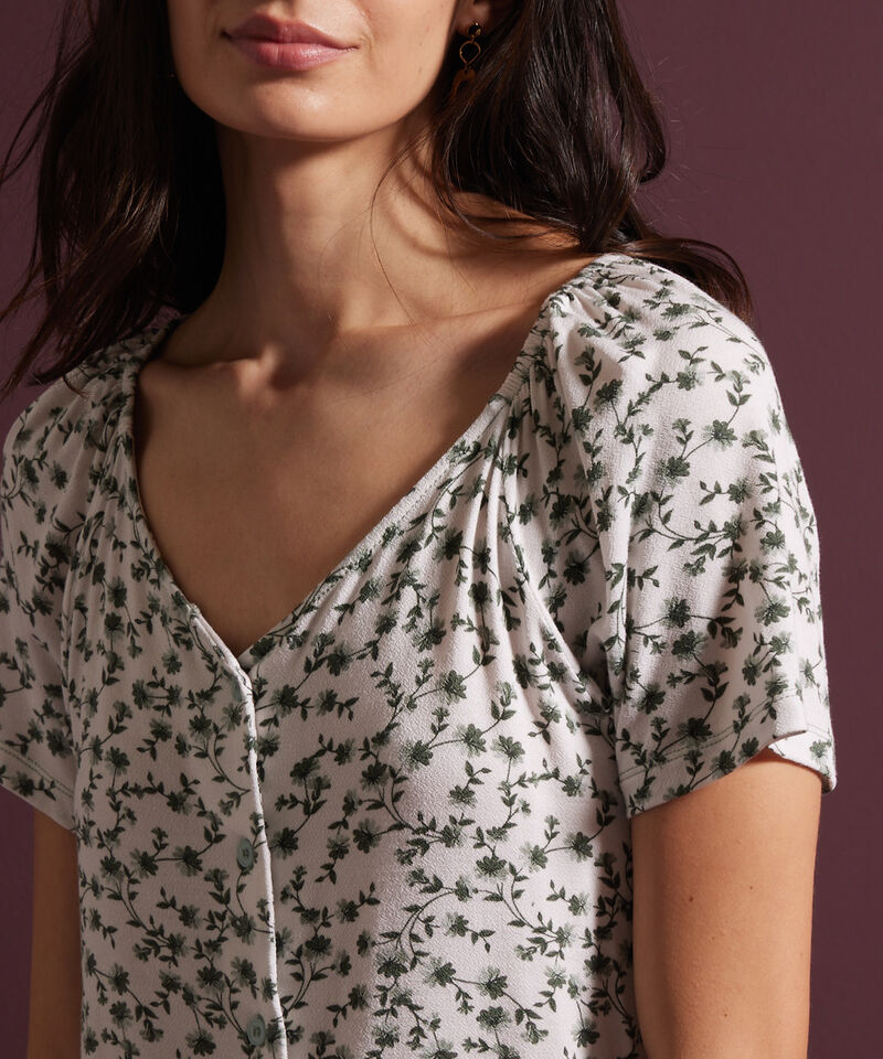 Camiseta Estampada Cuello V, Manga Corta Con Recogido Y Botonadura En Centro Frente