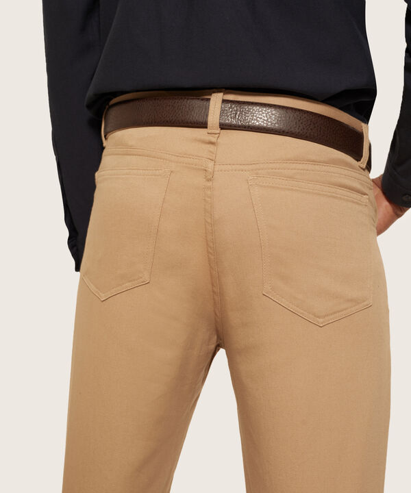 Pantalón Unicolor 5 Bolsillos Regular Fit.