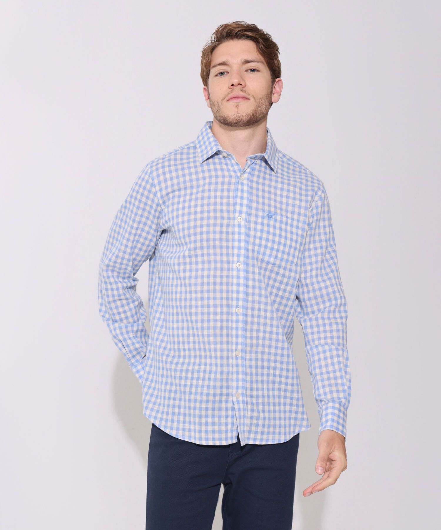 Camisa Preteñida Manga Larga Con Bolsillo Y Silueta Regular Fit