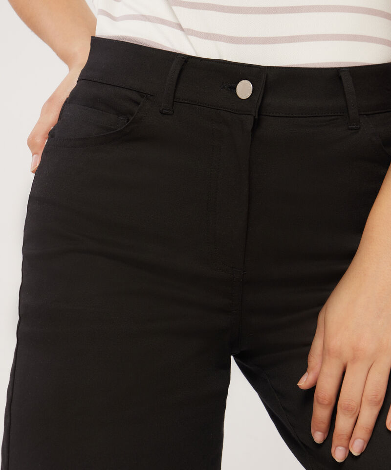 Bermuda Unicolor, 5 Bolsillos Tipo Culotte Con Bota Semi Campana, Carmin